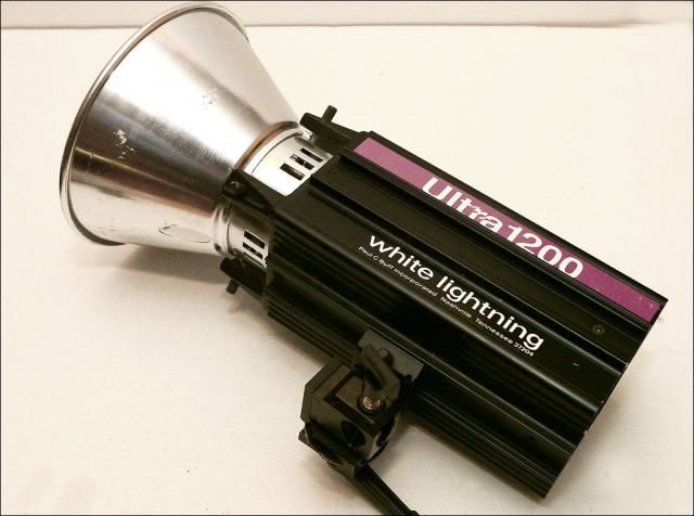 Deux Flashs De Studio Paul Buff White Lightning Ultra 1200 – 600W – Occasion