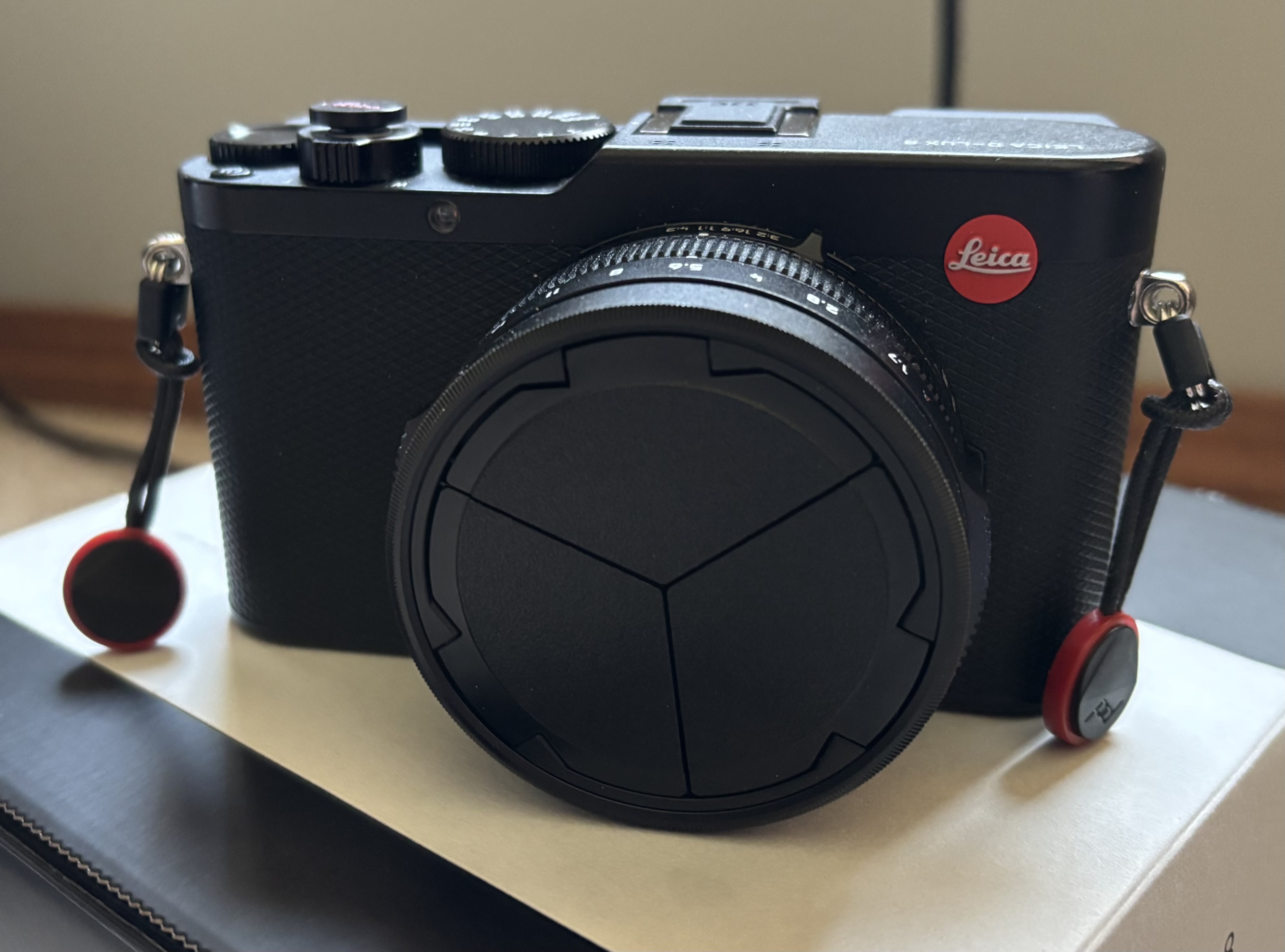 Leica D-Lux 8 & Accessories
