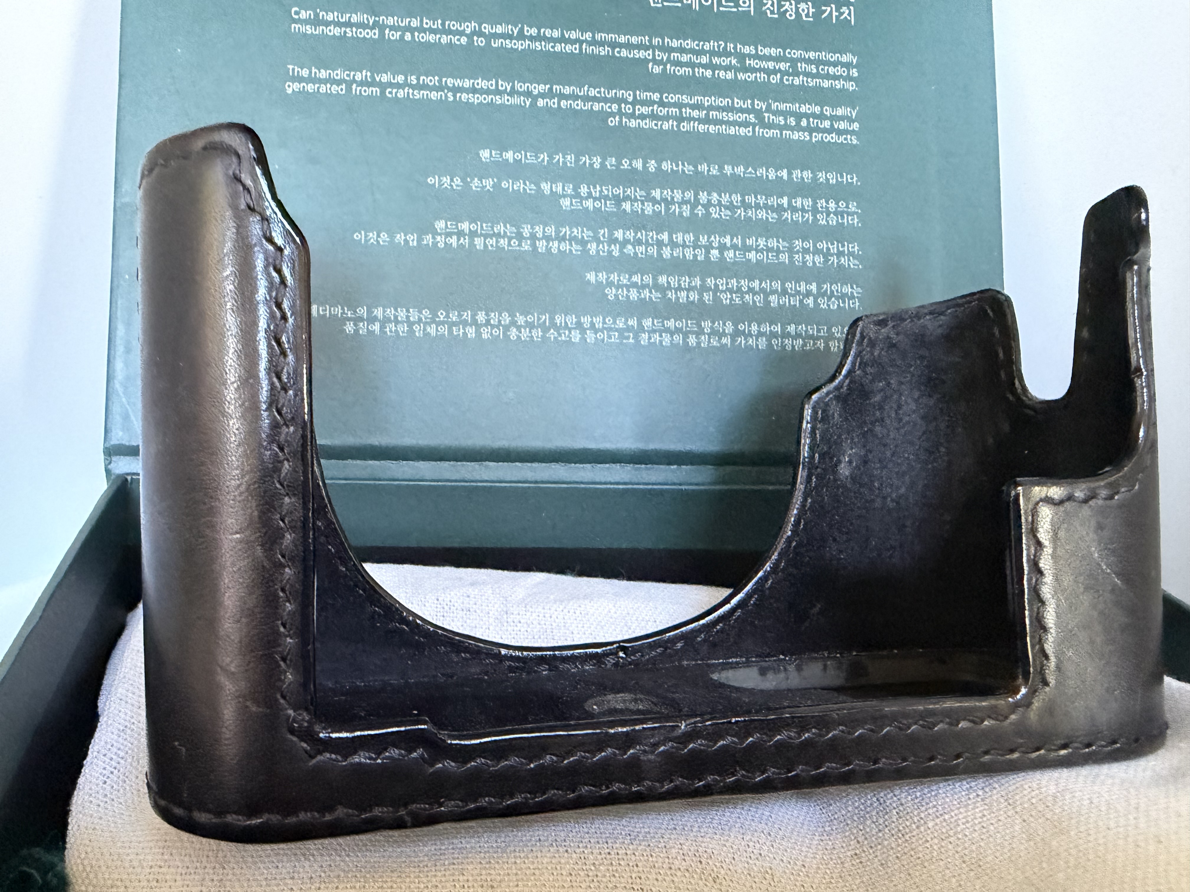 Coque Cuir Arte Di Mano Pour Leica Q2 - Demi-coque Minerve Noir Avec Porte-batterie Intégré