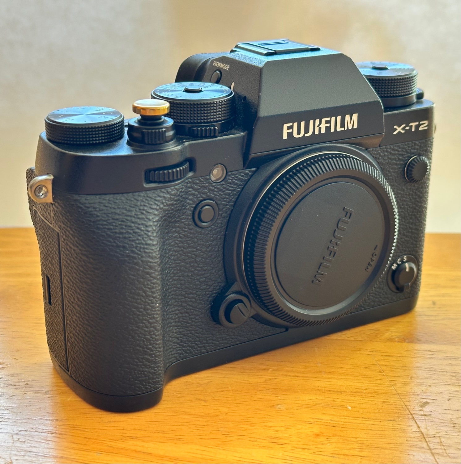 Sold: Fujifilm X-T2, VPB-XT2 Grip, 2 Brackets, Batteries and more