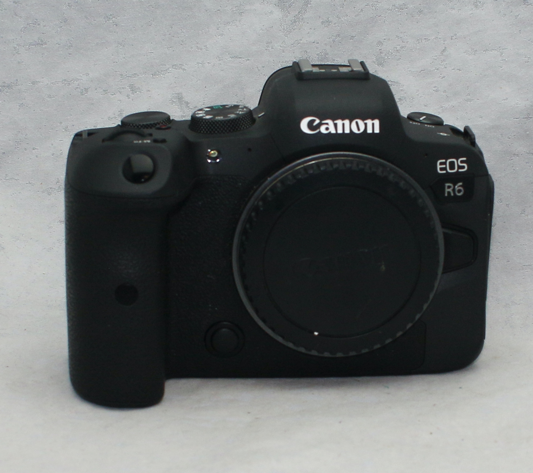 CANON EOS R6 CAMERA MINT!. 31 ACTUATIONS