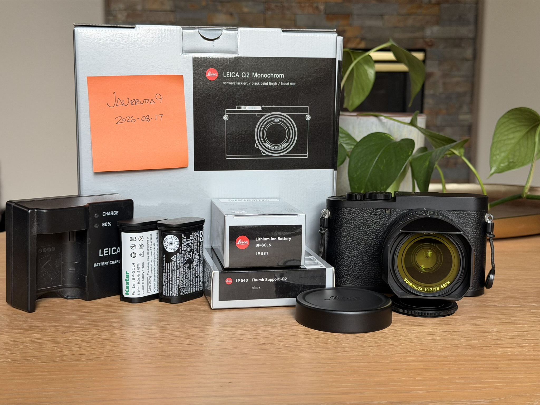 Leica Q2 Monochrom + Extras