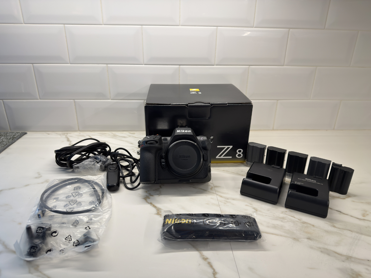 Nikon Z8 (US) with Box - Ex+ 5 Batteries + 2 Chargers + Ex...