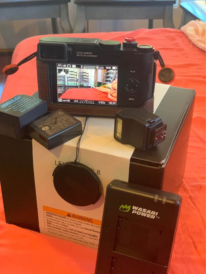 Leica D-Lux 8 with accessories in excellent condition