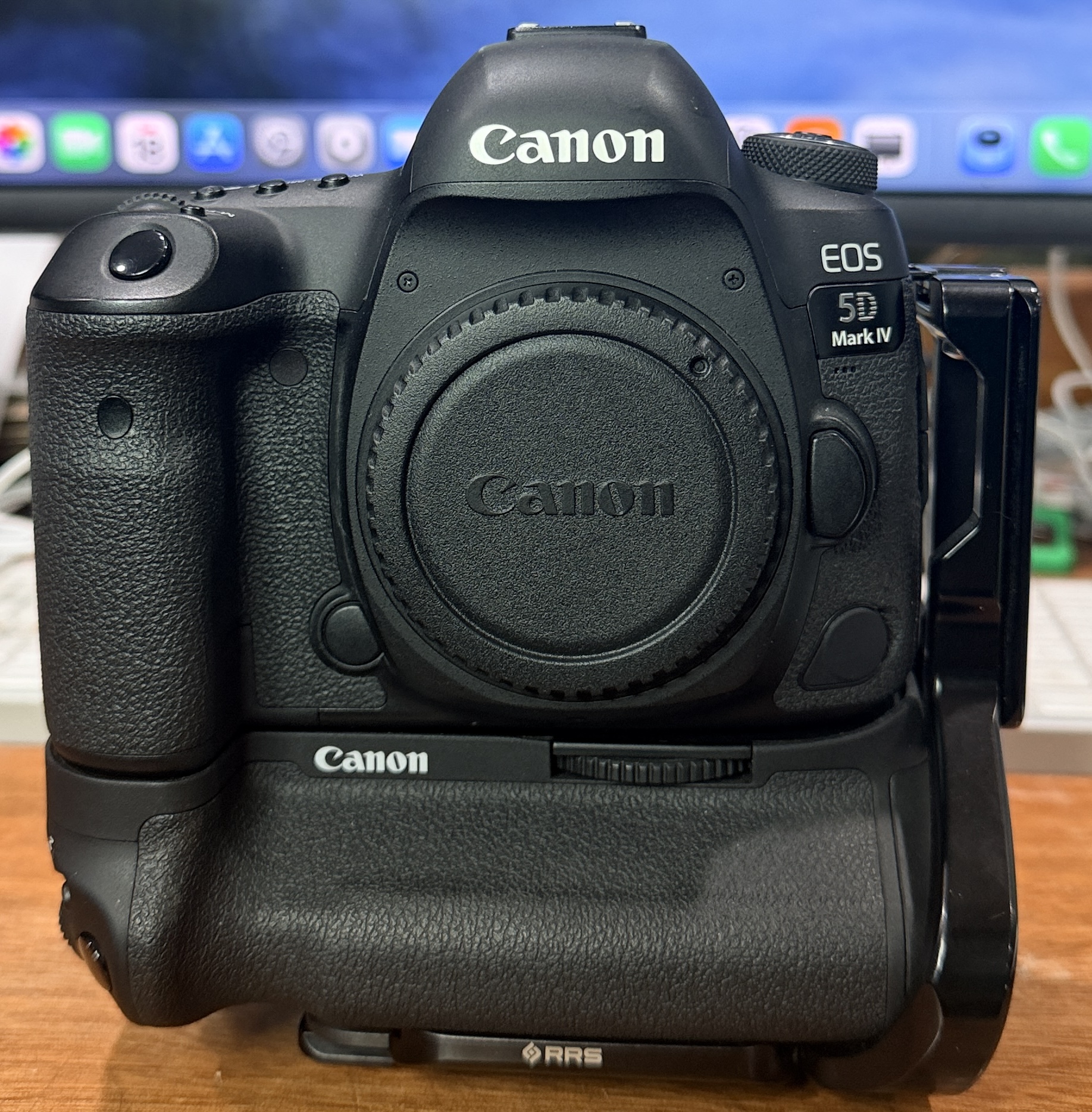 Canon EOS 5D MKIV with battery grip and L bracket