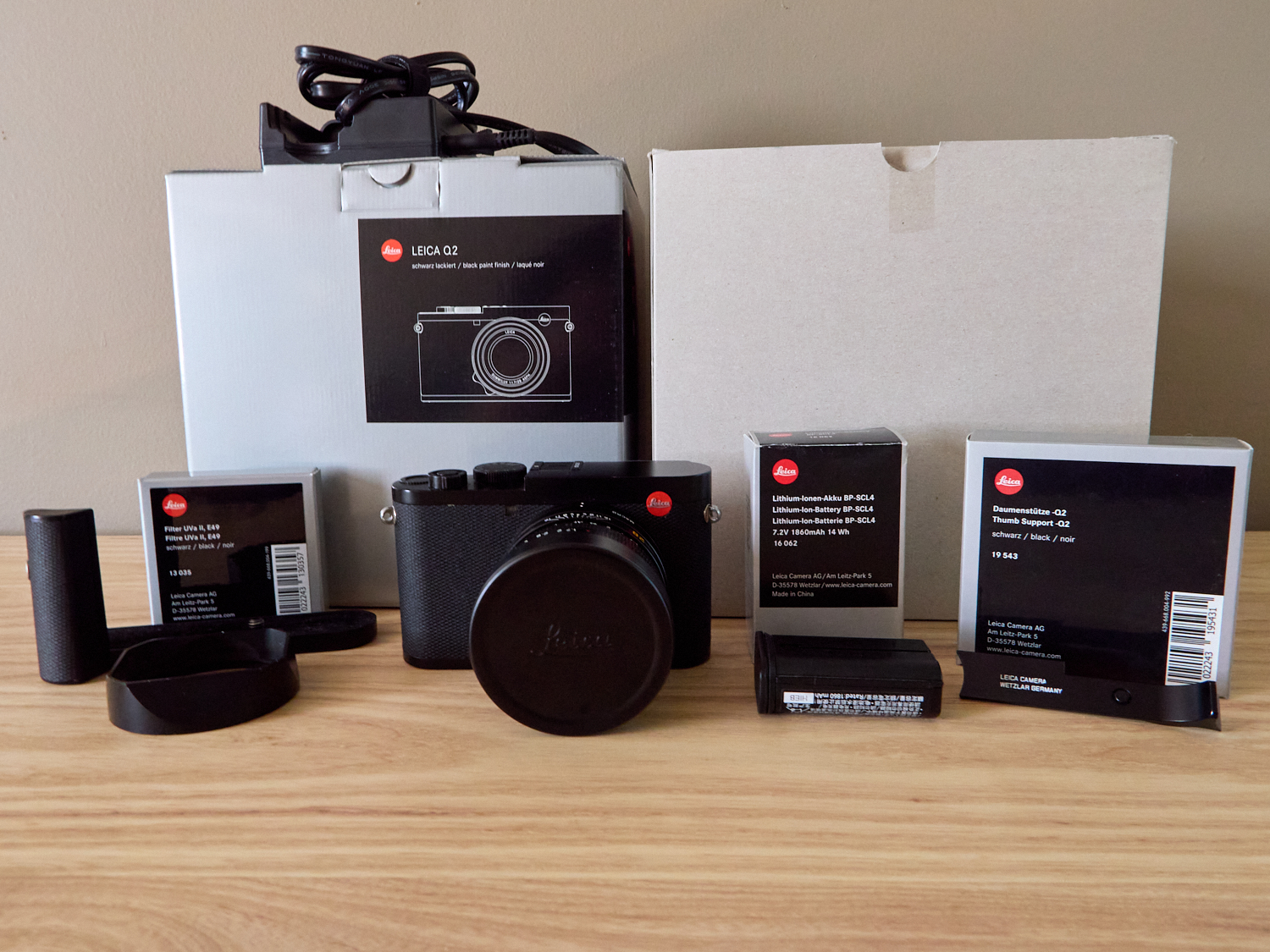 Leica Q2 Boxed, Excellent+, Lots of Accessories