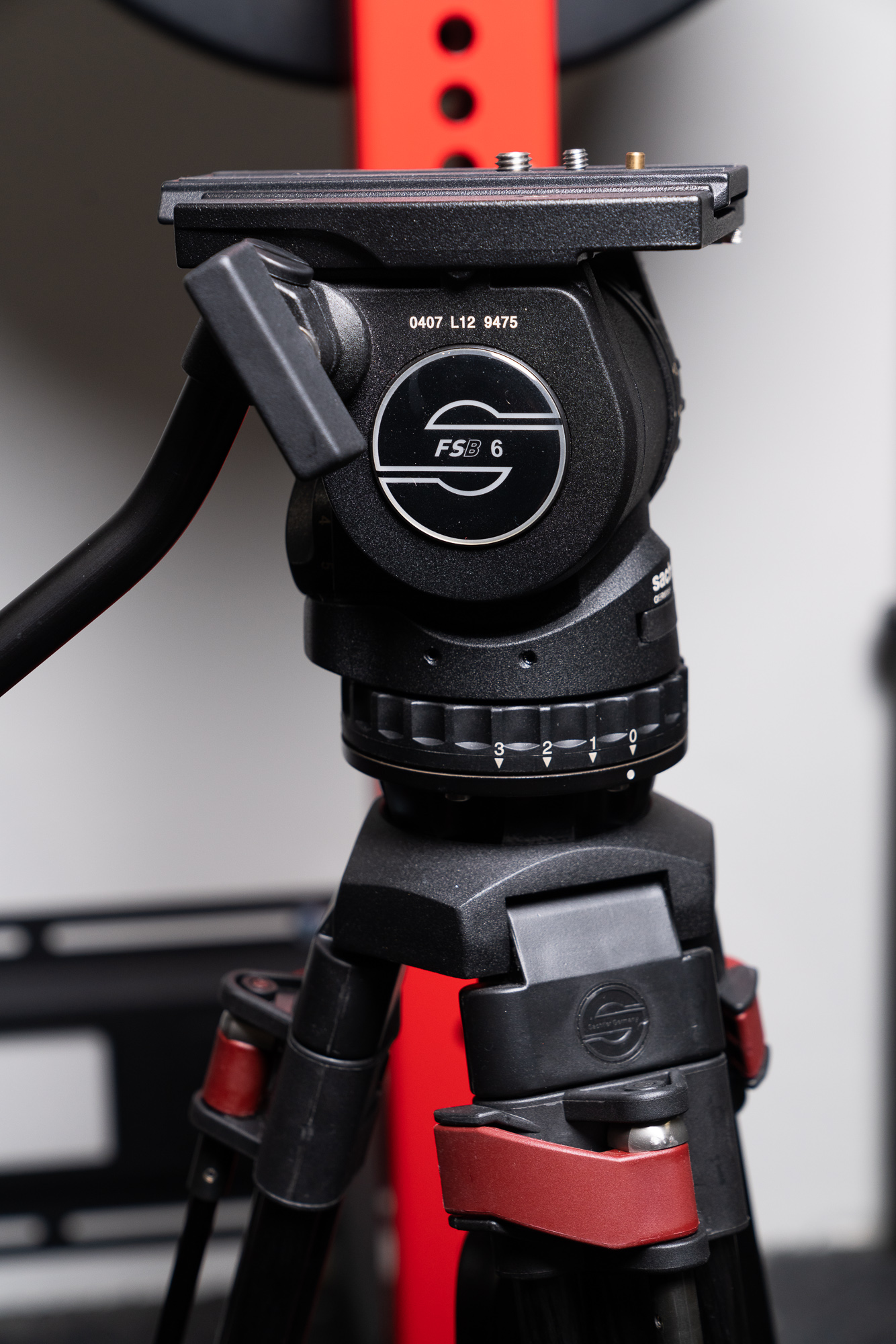 Trépied Induro Carbon 8X avec support caméra Sachtler FSB 6 avec sacoche