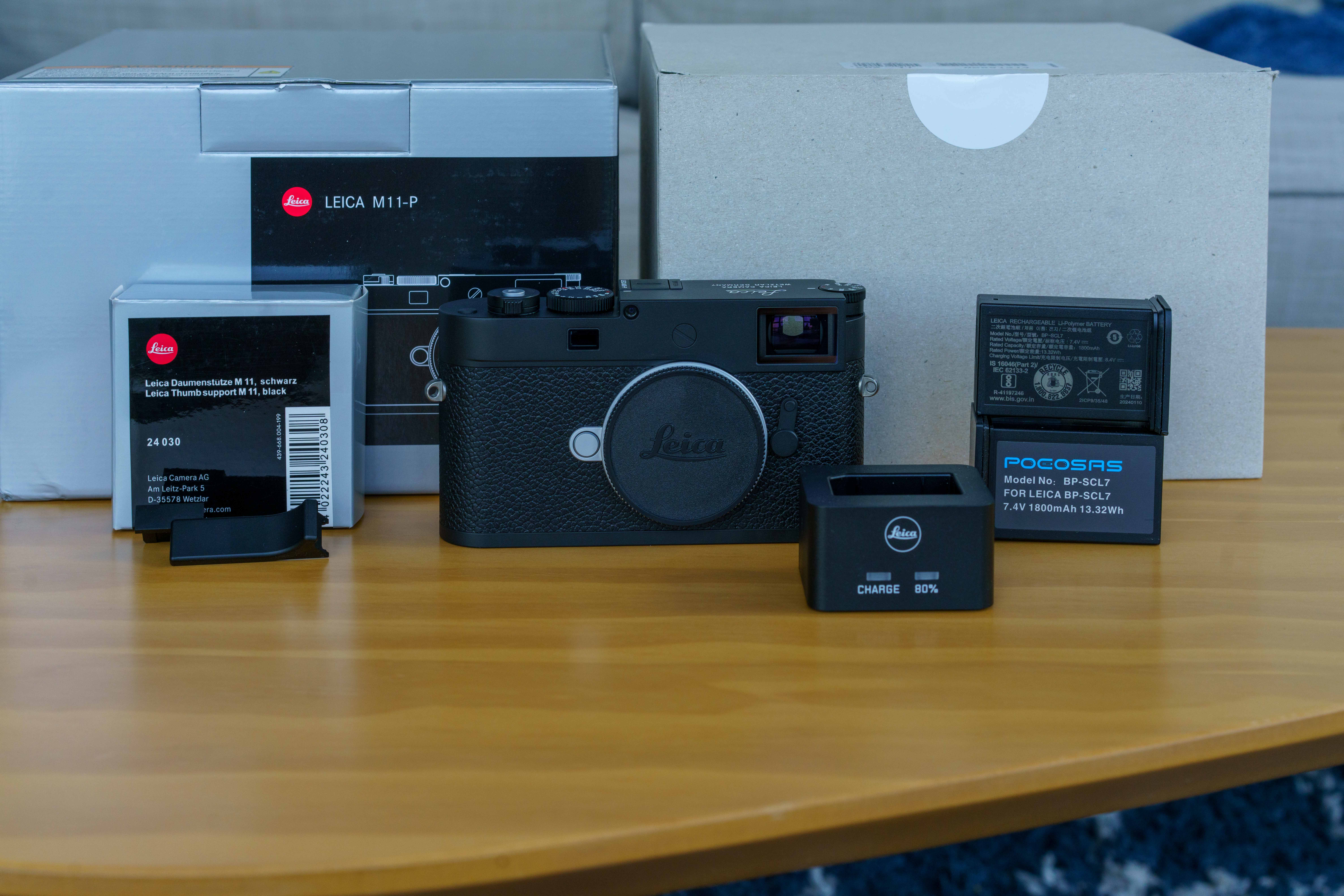 Like-new Leica M11-P black + thumb grip + battery
