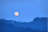 Moonrise over Nuuanu Pali