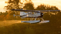 De Havilland Beaver vapour trail